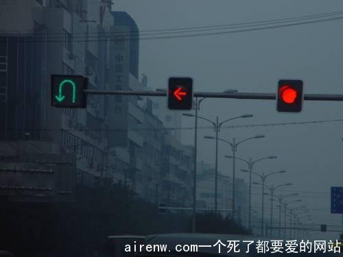 车辆掉头认准这些标识 不受左转红绿灯约束